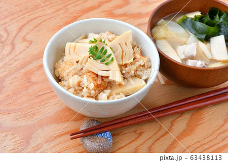 タケノコご飯、たけのこごはん、筍ご飯。国産タケノコの水煮を使った炊込みご飯です。 タケノコご飯、たけのこごはん、筍ご飯。国産タケノコの水煮を使った炊込みご飯です。 63438113