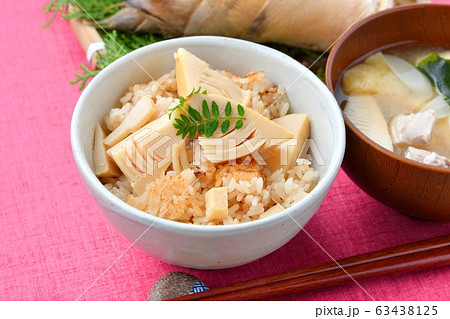 タケノコご飯、たけのこごはん、筍ご飯。国産タケノコの水煮を使った炊込みご飯です。 63438125