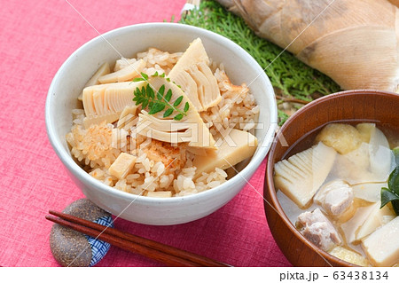 タケノコご飯、たけのこごはん、筍ご飯。国産タケノコの水煮を使った炊込みご飯です。 63438134