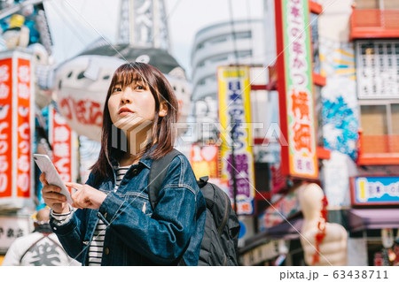 大阪観光をする女性 大阪観光をする女性 63438711