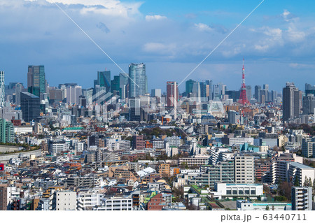 日本の東京都市景観　暗雲・東京都心を望む（大気が不安定状態となり青空から急転、暗雲）＝3月16日 63440711