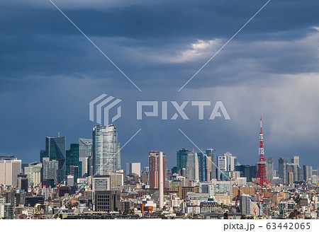 日本の東京都市景観　暗雲・東京都心を望む（大気が不安定状態となり青空から急転、暗雲）＝3月16日 63442065
