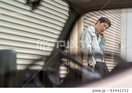 仕事が無くなり落ち込む男性 63442252