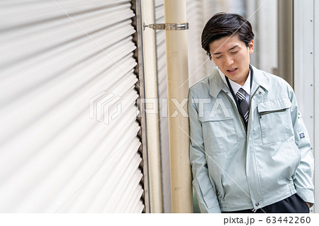 会社が倒産し仕事が無くなり落ち込む男性サラリーマン 63442260