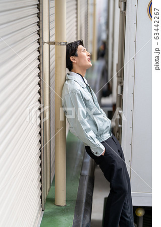 運送会社を廃業し途方に暮れる作業服の男性ビジネスマン 63442267