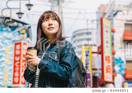 大阪観光をする女性 大阪観光をする女性 63444051