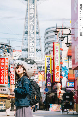 大阪観光をする女性 63444060