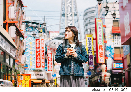 大阪観光をする女性 63444062