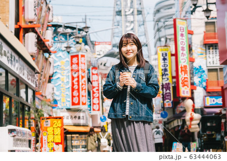 大阪観光をする女性 大阪観光をする女性 63444063