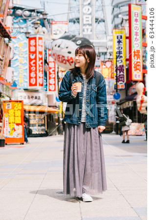 大阪観光をする女性 大阪観光をする女性 63444106