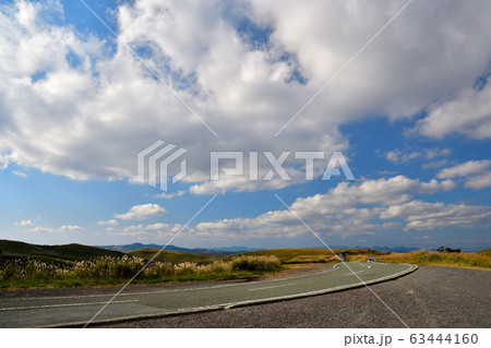 雲のある阿蘇の風景 63444160