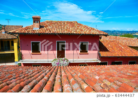 View of the town of Grinzane Cavour, Piemont, Italy 63444437