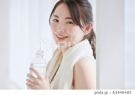 若い女性　スポーツ　トレーニング 63446485