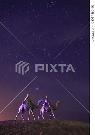 月の沙漠とオリオン座たて 63446646