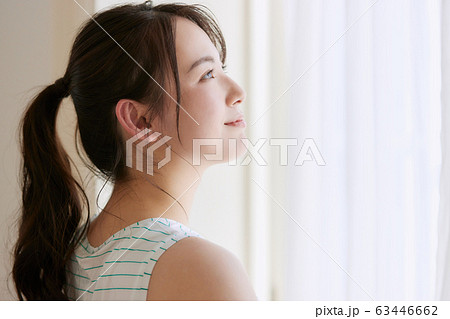 若い女性 ライフスタイル 窓 若い女性 ライフスタイル 窓 63446662
