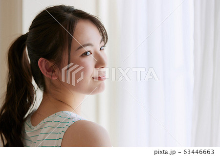 若い女性 ライフスタイル 窓 若い女性 ライフスタイル 窓 63446663