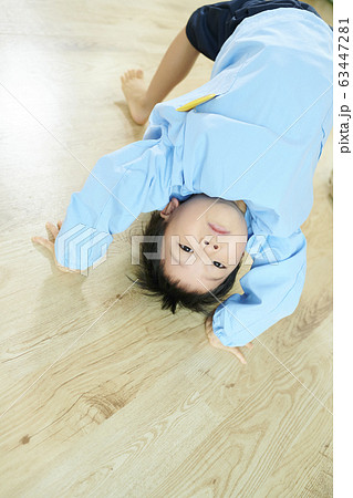幼稚園　先生　子供　 63447281