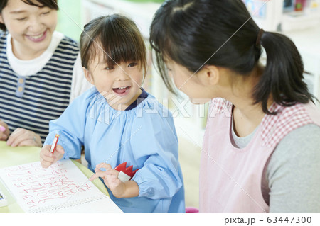 幼稚園　子供　お絵かき　 63447300