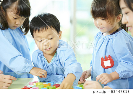 幼稚園　子供　アルファベット　 63447313