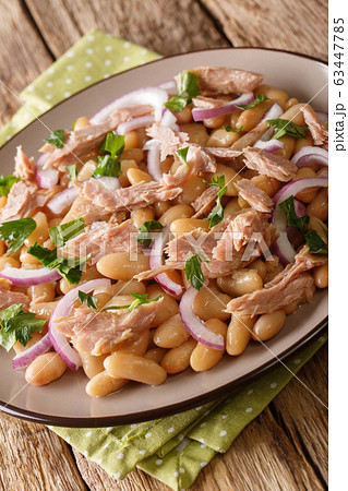 Tuscan salad with tuna, onions and white beans Tuscan salad with tuna, onions and white beans 63447785