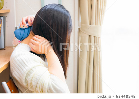 氷のうで首を冷やす女性 コピースペース 氷のうで首を冷やす女性 コピースペース 63448548