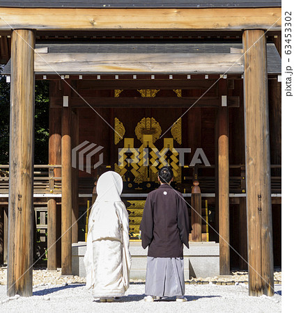 神社でおこなわれる神前結婚式 63453302