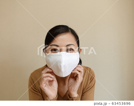 手作りマスクをする女性 63453696