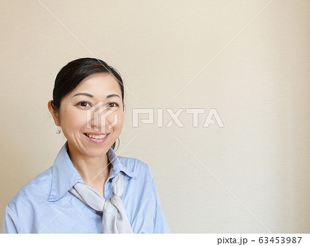 笑顔のミドル女性 笑顔のミドル女性 63453987