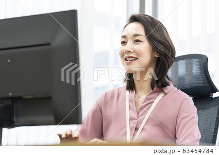 デスクトップパソコンで仕事中の女性　ビジネス・オフィスシーン　イメージ 63454784
