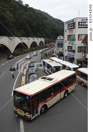 箱根湯本駅前を行く 箱根登山バスの写真素材