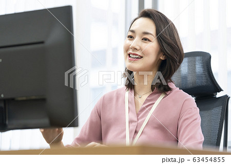 ビジネスウーマン　ビジネス・オフィスシーン　イメージ 63454855