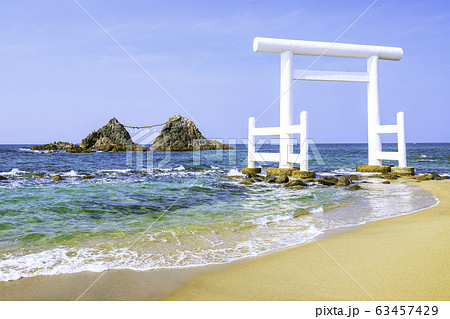 福岡県 糸島市  美しい二見ヶ浦の海と夫婦岩 63457429