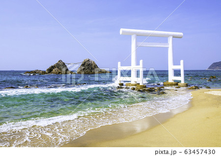 福岡県 糸島市  美しい二見ヶ浦の海と夫婦岩 63457430