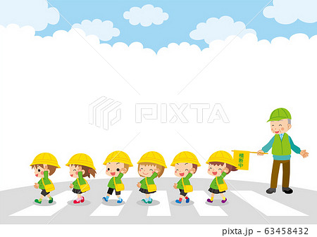 交通誘導をする緑のおじさんと横断歩道を渡る可愛い幼稚園児の子どもたちのイラスト素材