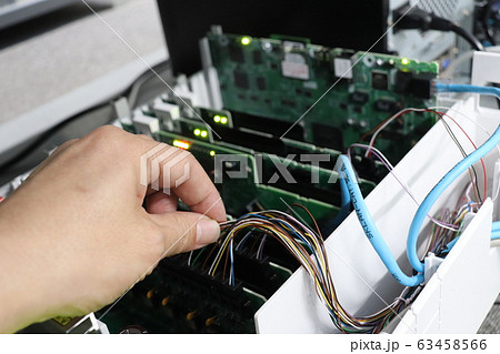 ビジネスホン電話主装置設置工事風景 ビジネスホン電話主装置設置工事風景 63458566