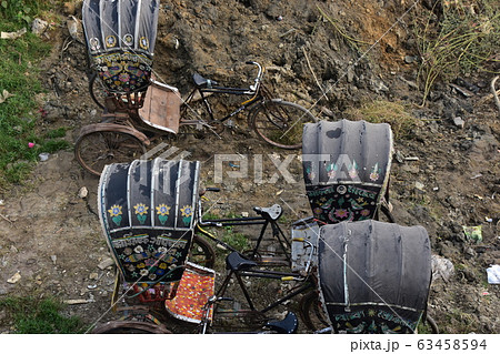 バングラデシュのチッタゴン　自転車タクシーのサイクルリキシャ　沢山のリキシャと鮮やかな模様の車体 63458594