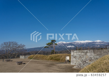 福島県　二本松城　本丸跡　天守台から見る安達太良山 63459257