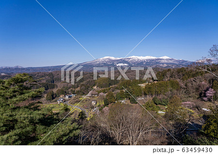 福島県　二本松城　本丸跡　天守台から見る安達太良山 63459430