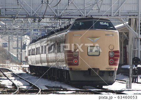 冬の小諸駅に留置中の元特急あさま号車両（189系） 63460053