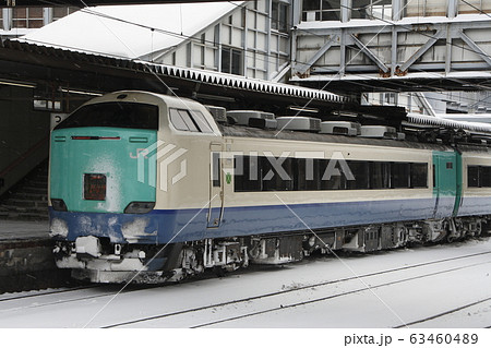 冬の秋田駅に停車中の特急いなほ号（485系リニュアール車） 63460489
