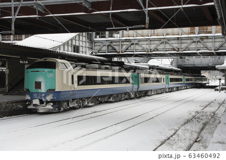 冬の秋田駅に停車中の特急いなほ号（485系リニュアール車） 63460492
