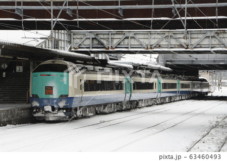冬の秋田駅に停車中の特急いなほ号（485系リニュアール車） 63460493