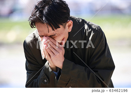 くしゃみをする男性 くしゃみをする男性 63462196