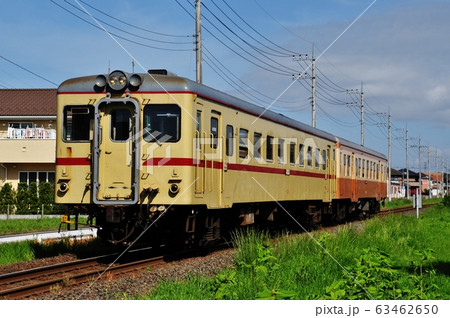 ひたちなか海浜鉄道湊線、那珂湊・高田の鉄橋駅間を走る普通列車（キハ2000形） 63462650
