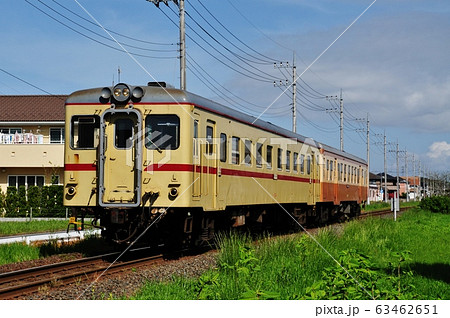 ひたちなか海浜鉄道湊線、那珂湊・高田の鉄橋駅間を走る普通列車（キハ2000形） 63462651