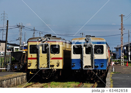 ひたちなか海浜鉄道湊線、那珂湊駅を発車する普通列車(キハ2000形) ひたちなか海浜鉄道湊線、那珂湊駅を発車する普通列車(キハ2000形) 63462658