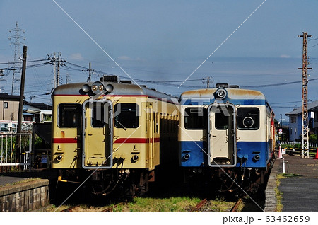 ひたちなか海浜鉄道湊線、那珂湊駅を発車する普通列車（キハ2000形） 63462659