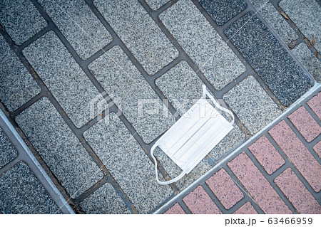 屋外に捨てられたマスクの写真 63466959