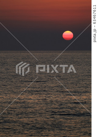 北海道 苫前 日本海に沈む太陽の写真素材