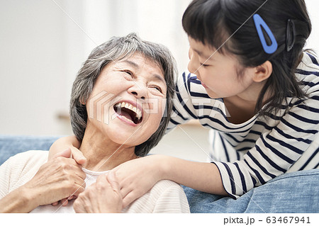 おばあちゃんと女の子 63467941